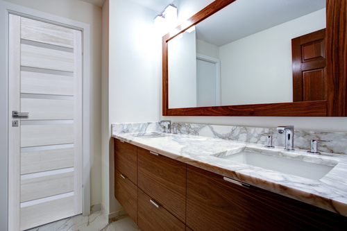 Drzwi do łazienki poza walorami estetycznymi powinny zapewniać dobrą cyrkulację powietrza